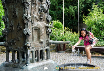 Doctorbrunnen shows scenes of the old legend about the Bernkastel Doctor